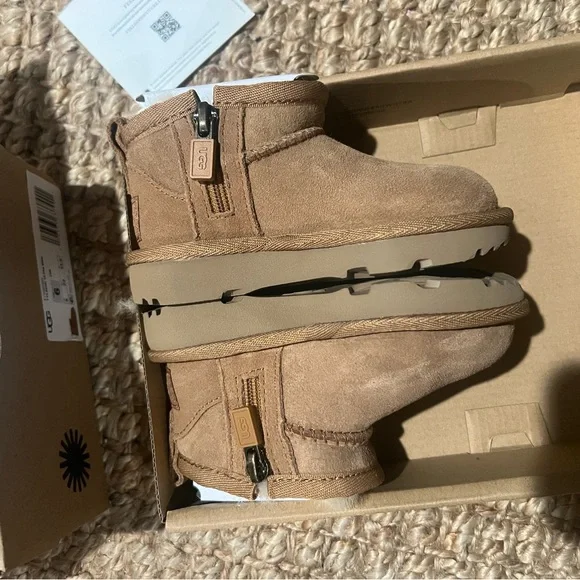 Uggs Toddler Classic Ultra Mini NWT in box, size 6, brown chestnut